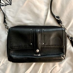 Crossbody/wristlet